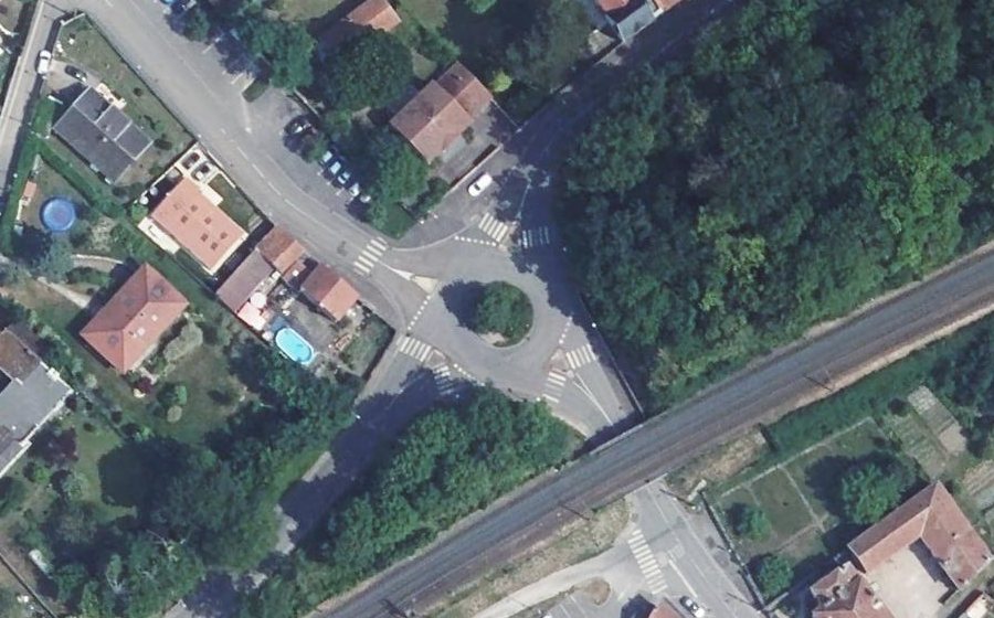 Vue aérienne du Rond-point anonyme n°99380214