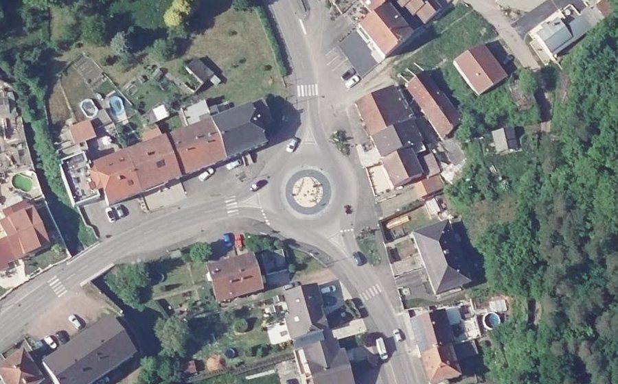 Vue aérienne du Rond-point anonyme n°99408674