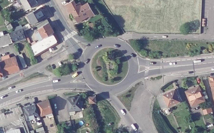 Vue aérienne du Rond-point anonyme n°99408681