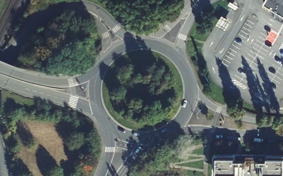 Vue aérienne du Rond-point anonyme n°99477167