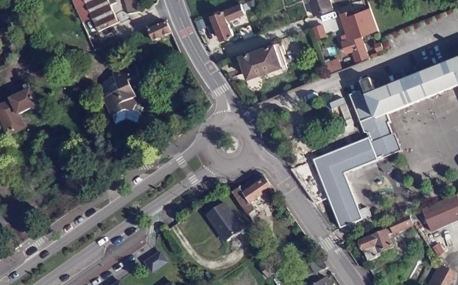 Vue aérienne du Rond-point anonyme n°99503682