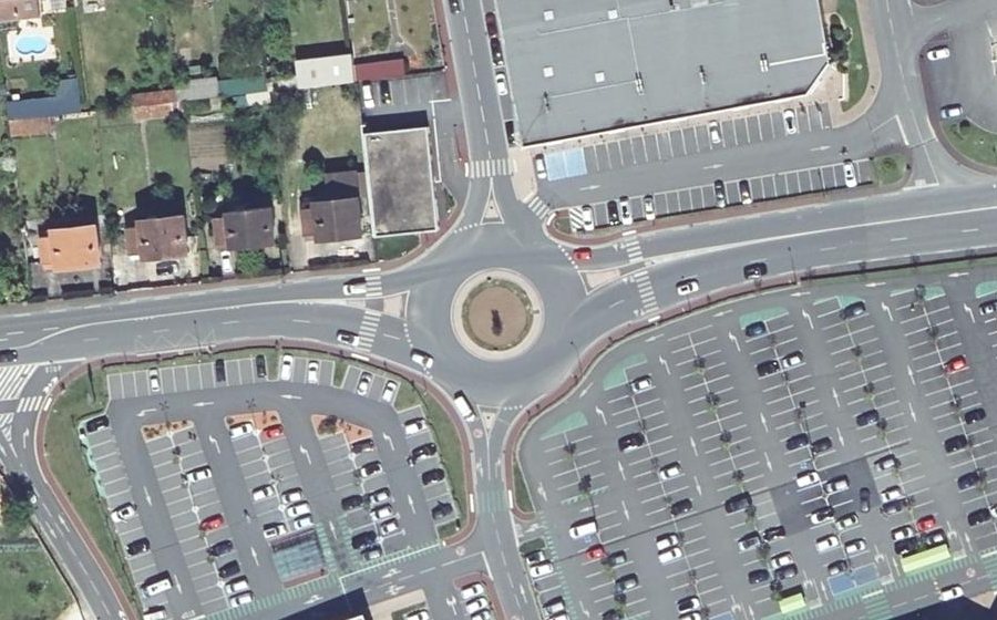 Vue aérienne du Rond-point anonyme n°995579601
