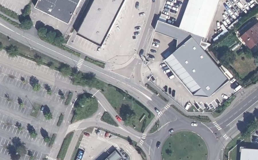 Vue aérienne du Rond-point anonyme n°995863713