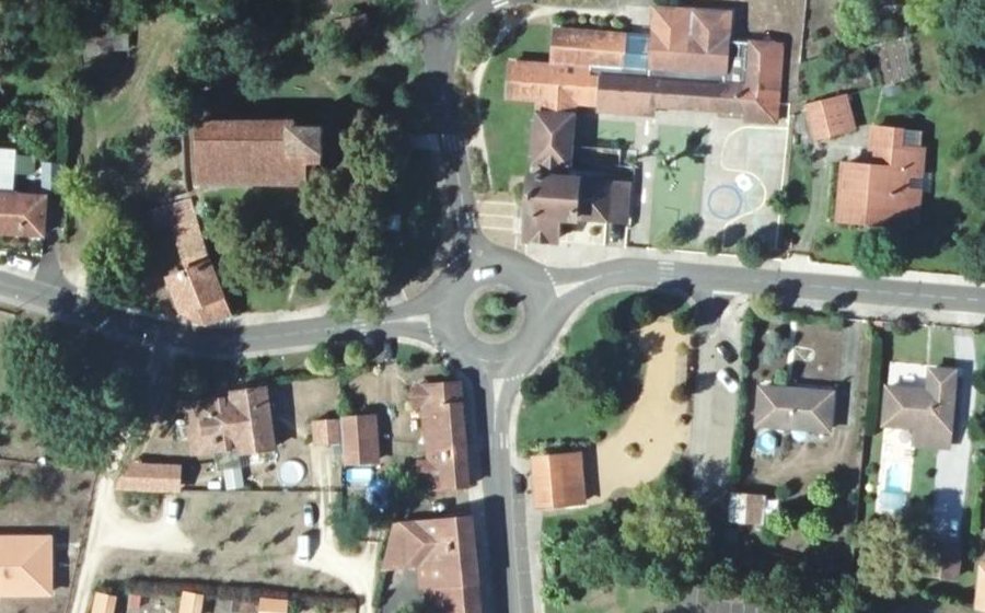 Vue aérienne du Rond-point anonyme n°99688728