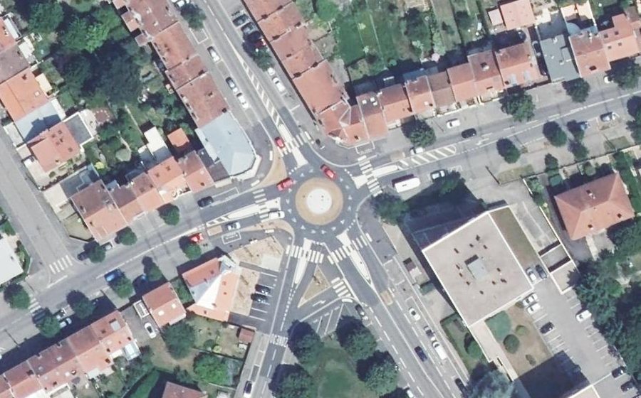 Vue aérienne du Rond-point anonyme n°997238191