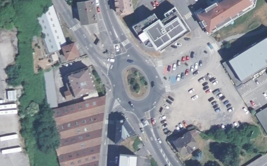 Vue aérienne du Rond-point anonyme n°99757385
