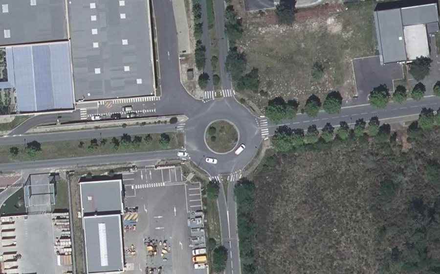 Vue aérienne du Rond-point anonyme n°99758725