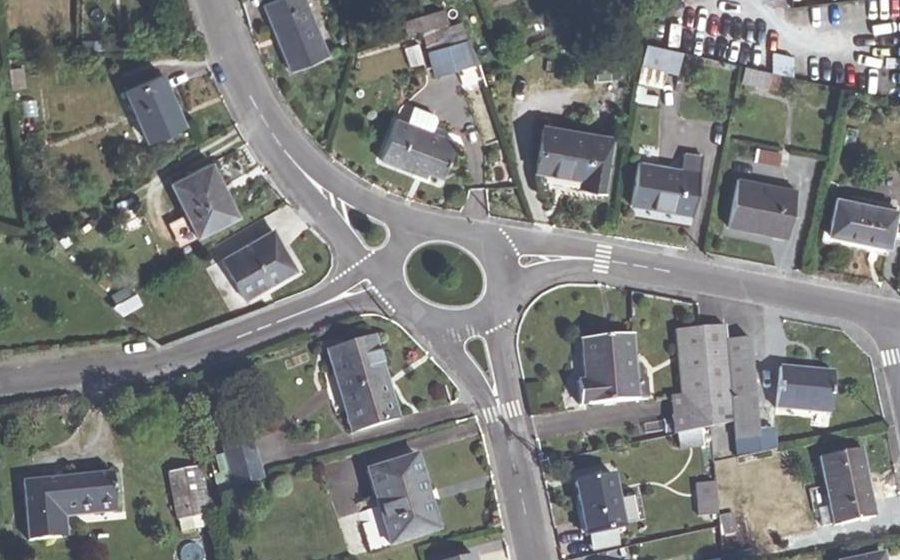 Vue aérienne du Rond-point anonyme n°99774522
