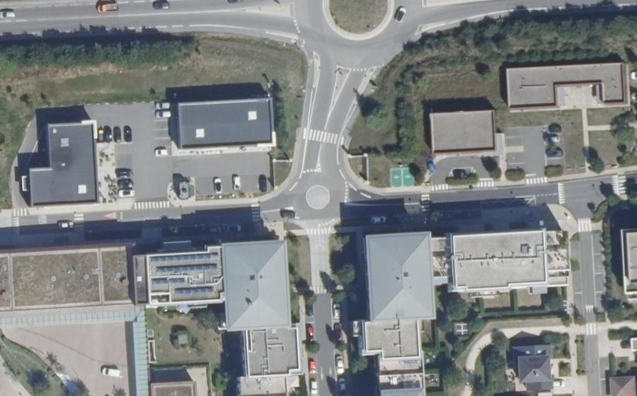 Vue aérienne du Rond-point anonyme n°997771253
