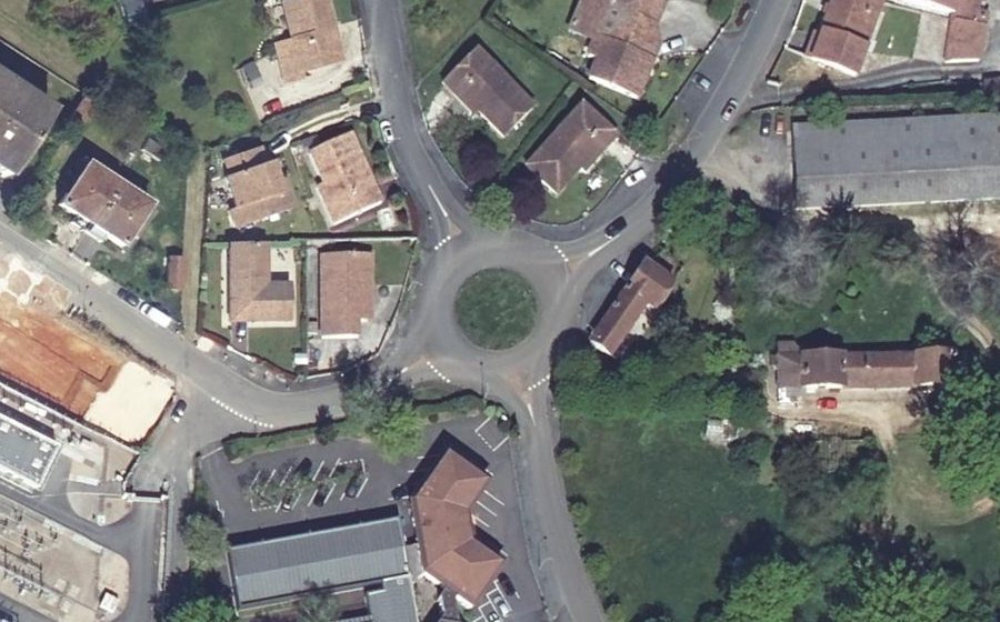 Vue aérienne du Rond-point anonyme n°997889600