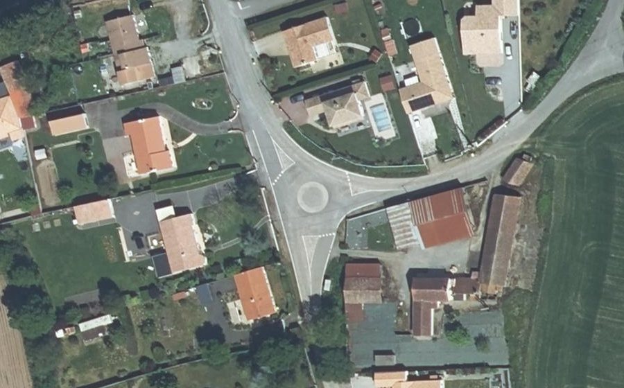 Vue aérienne du Rond-point anonyme n°998099420