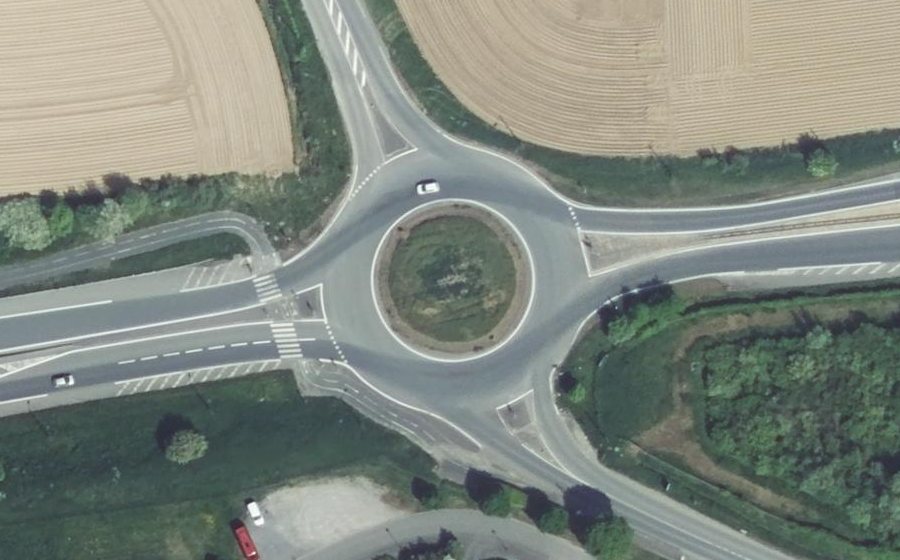 Vue aérienne du Rond-point anonyme n°99825242