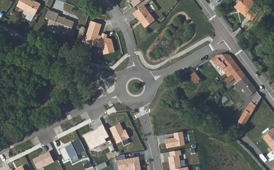 Vue aérienne du Rond-point anonyme n°998328954