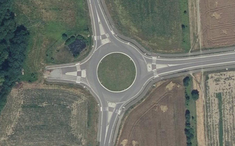 Vue aérienne du Rond-point anonyme n°998418202