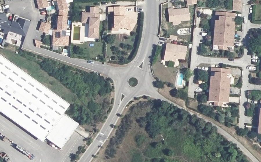 Vue aérienne du Rond-point anonyme n°99844906