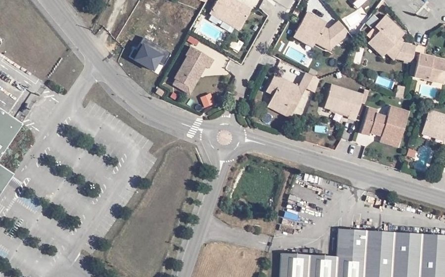 Vue aérienne du Rond-point anonyme n°99844910