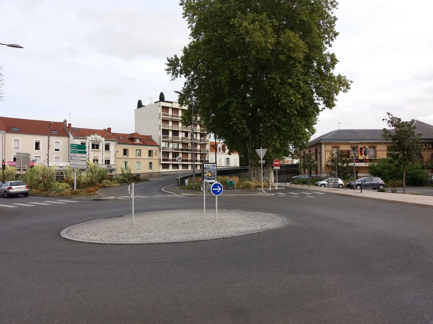 Photo du Rond-point anonyme n°46043932