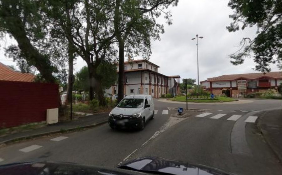 Vue du Rond-point anonyme n°180552566