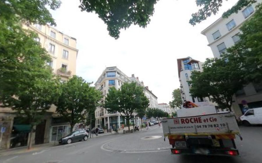 Vue de la Place René Deroudille