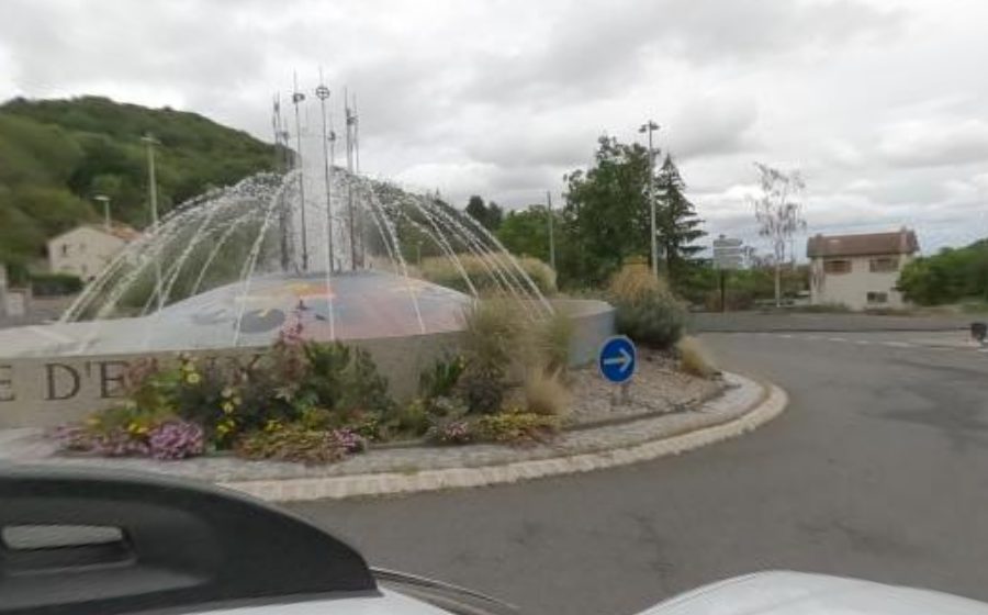 Vue du Rond-point anonyme n°233730661