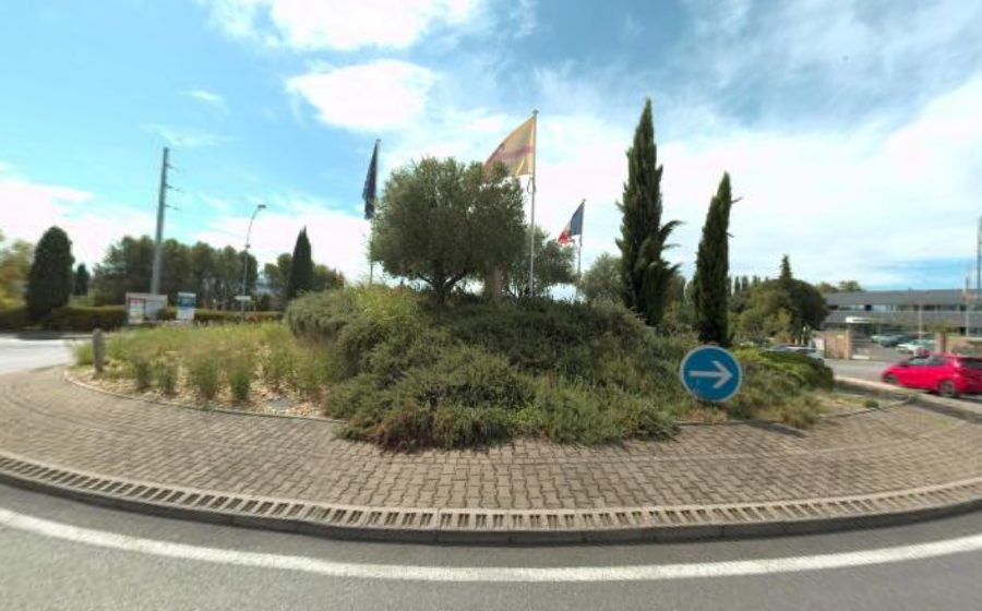 Vue du rond-point de la Pierre Plantée