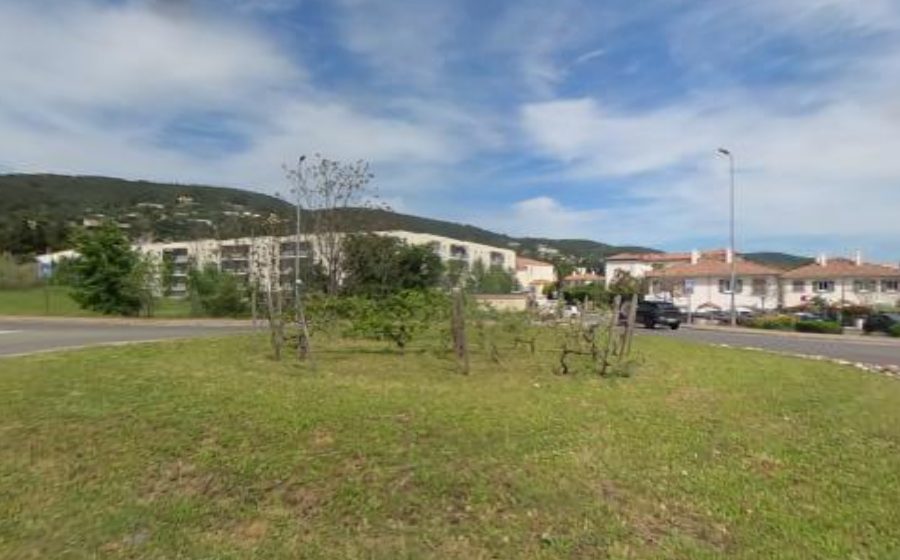 Vue du Place Henry Senes